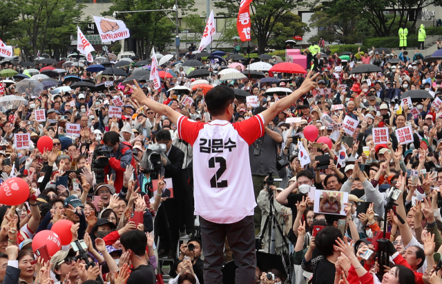국민의힘 김문수 대선 후보가 제21대 대통령선거 선거일을 하루 앞둔 2일 부산역에서 시민들에게 지지를 호소하고 있다. 연합뉴스