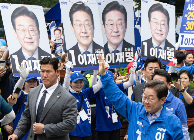 더불어민주당 이재명 대선 후보가 선거를 하루 앞둔 2일 경기 성남 분당 야탑광장에 도착해 연단으로 이동하며 시민들에게 인사하고 있다. 연합뉴스