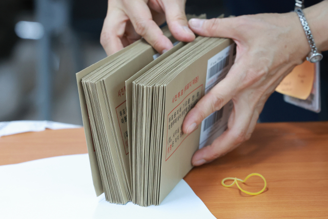 5월 31일 서울 성동구선거관리위원회에서 제21대 대통령 선거 공정선거참관단이 참관하는 가운데 투표용지가 담긴 회송용 봉투 수량을 확인하고 있다. 연합뉴스