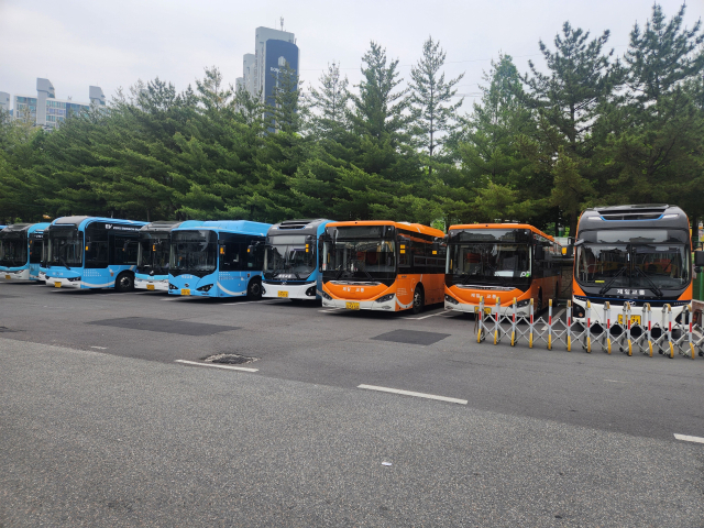 파업 이후 멈춰 있던 창원 시내버스 모습. 강대한 기자