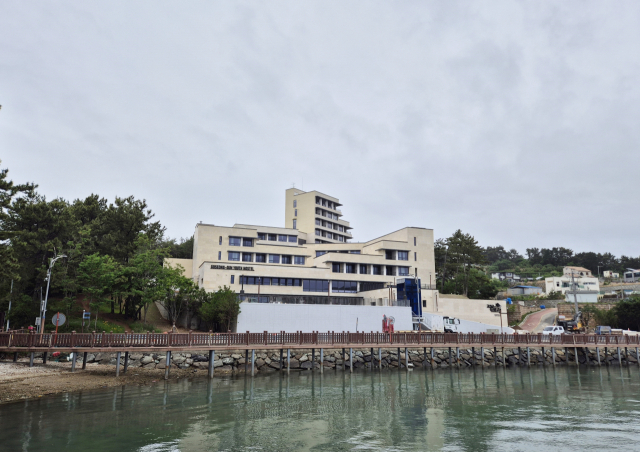 고성군이 340억 원을 들여 건축한 유스호스텔. 8747㎡ 부지에 연면적 7199㎡, 지하 2층·지상 9층 4개 동 규모다. 객실 수는 46개, 최대 수용인원은 192명이다. 고성군 제공