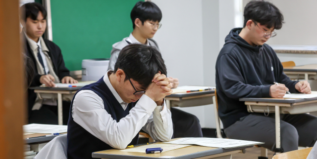 지난 3월 26일 부산 동구 부산고등학교 3학년 교실에서 학생들이 2026학년도 대학수학능력시험 전국연합학력평가(모의고사)를 치르고 있다. 김종진 기자 kjj1761@