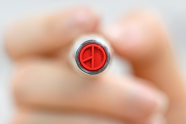 제21대 대통령 선거를 하루 앞둔 2일 서울 용산구 청파도서관에 마련된 청파동 제1투표소에서 관계자가 기표 도장을 들어 보이고 있다. 연합뉴스