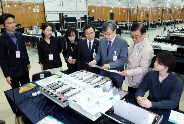 2일 김문관 부산시선거관리위원회 위원장과 위원들이 부산 벡스코 2전시장에 마련된 해운대구개표소를 방문해 투표지분류기 모의시험과 개표소 설비 상황 등을 점검하고 있다. 정종회 기자 jjh@