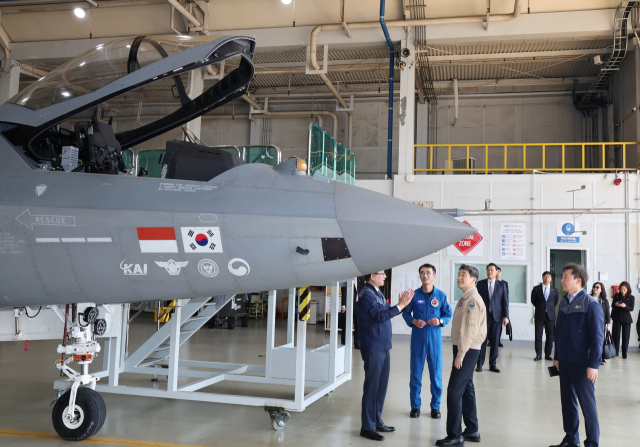 이주호 대통령 권한대행 부총리 겸 교육부 장관이 27일 경남 사천 한국항공우주산업(KAI)에서 한국형 전투기 KF-21 설명을 듣고 있다. 연합뉴스