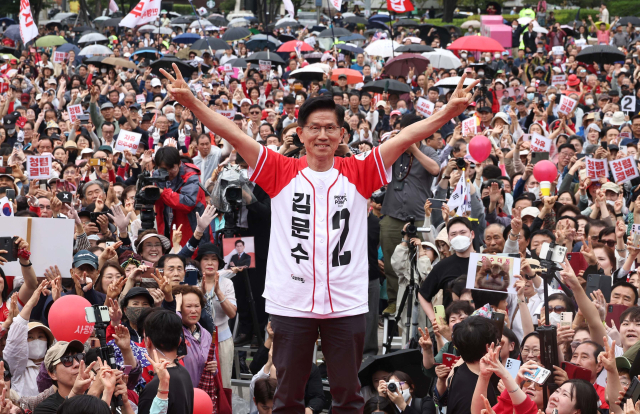 유력 대선주자들이 6·3 대선을 목전에 두고 잇따라 부산역을 찾았다. 지난 1일 더불어민주당 이재명(위) 후보에 이어 2일에는 국민의힘 김문수 후보가 부산역 광장에서 지지를 호소했다. 정종회·김종진 기자 jjh@