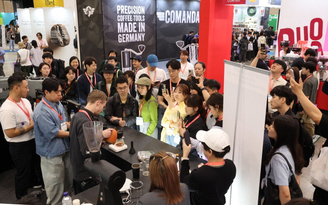 지난해 부산 벡스코에서 열린 커피 행사에서 한 바리스타가 커피를 내리고 있다. 정종회 기자