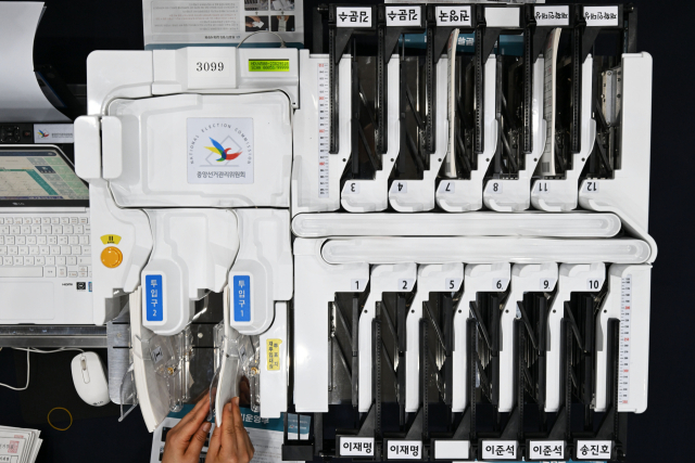 제21대 대통령선거를 하루 앞둔 2일 서울 용산구 신광여자고등학교 선거관리위원회 개표소에서 선관위 직원들이 투표지 분류기 최종 모의시험을 진행하고 있다. 연합뉴스