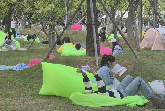 지난해 부산도서관의 ‘행복한 책나눔’ 사업을 통해 모인 책은 시민공원 야외도서관에 기증돼 많은 이들이 독서를 즐겼다. 부산도서관 제공