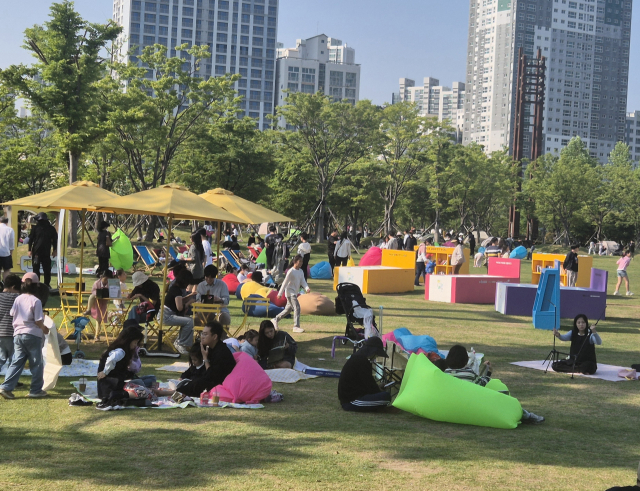 지난해 부산도서관의 ‘행복한 책나눔’ 사업을 통해 모인 책은 시민공원 야외도서관에 기증돼 많은 이들이 독서를 즐겼다. 부산도서관 제공