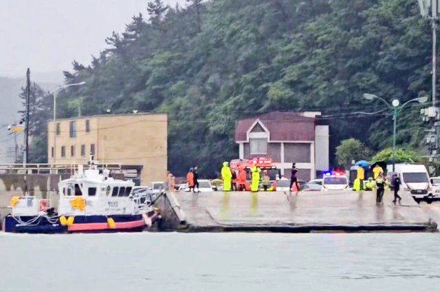 2일 오후 전남 진도군 진도항 인근 해역에서 목포해양경찰서 직원들이 수색 작업을 하고 있다. 연합뉴스