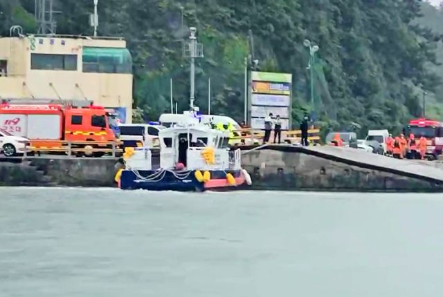 2일 오후 전남 진도군 진도항 인근 해역에서 목포해양경찰서 직원들이 수색 작업을 하고 있다. 연합뉴스