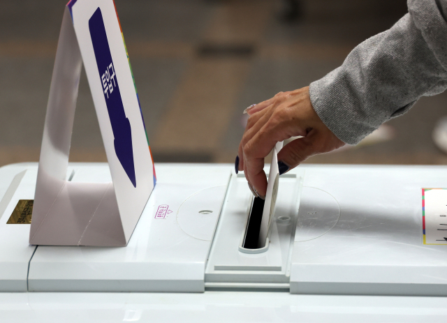 제21대 대통령 선거일인 3일 전북 전주시 완산구 효자5동 제6투표소가 마련된 전주서곡초등학교에서 유권자가 투표하고 있다. 연합뉴스