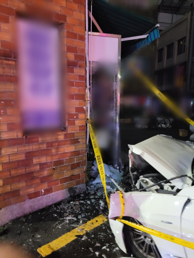 2일 부산 동구 범일동의 한 도로에서 달리던 승용차가 건물 외벽을 들이받아 2명이 숨졌다. 부산 동부경찰서 제공