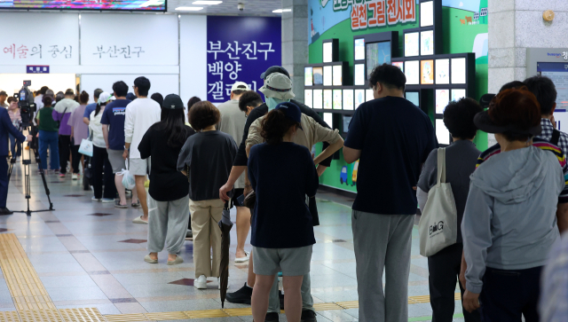 제21대 대통령 선거일인 3일 부산진구청에 마련된 부암 1동 제4투표소에서 유권자들이 소중한 한표를 행사하기 위해 길게 줄을 서 있다. 연합뉴스