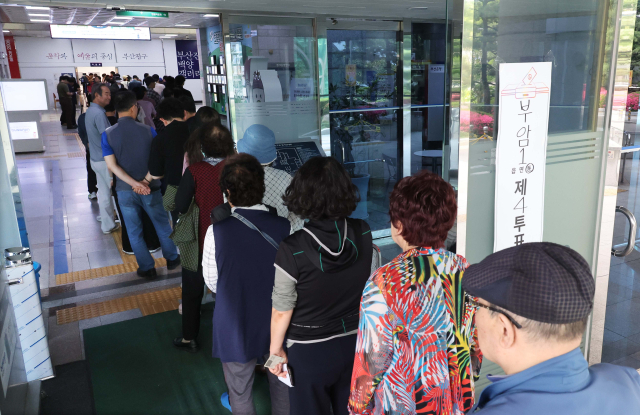 제21대 대통령 선거일인 3일 오전 부산 부산진구청에 마련된 부암1동 제4투표소에서 유권자들이 투표하기 위해 길게 줄을 서 있다. 이재찬 기자 chan@