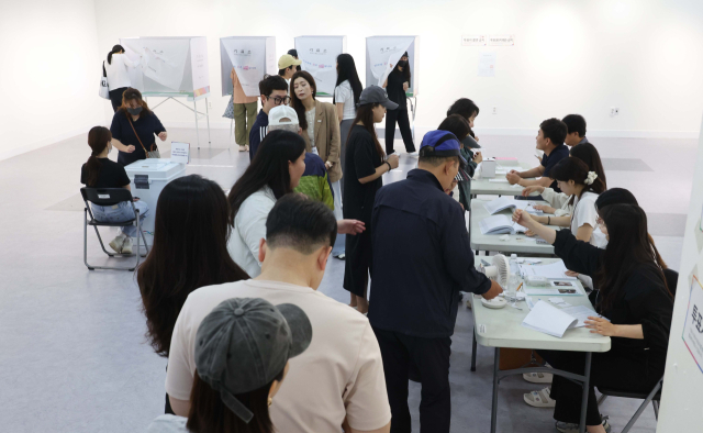 제21대 대통령 선거일인 3일 오전 부산 부산진구청에 마련된 부암1동 제4투표소에서 유권자들이 소중한 한표를 행사하고 있다. 이재찬 기자 chan@