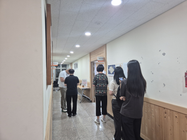 제21대 대통령 선거 투표일인 3일 부산 부산진구 부전1동주민센터 2층 회의실에 마련된 부전1동제1투표소 앞에서 유권자들이 줄을 서있다. 김동우 기자 friend@