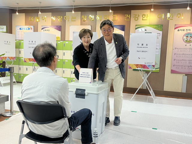 홍태용 김해시장이 3일 오전 8시께 김해부곡초등학교에서 배우자와 함께 투표를 마쳤다. 이경민 기자