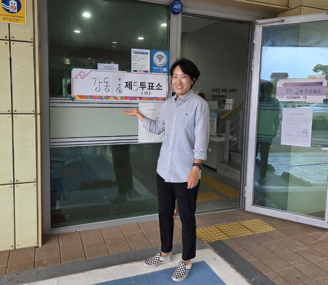 울산 북구에 거주하는 심유리 씨가 3일 오전 11시께 거주지 인근의 투표소를 찾아 투표 인증샷을 찍고 있다. 이경민 기자