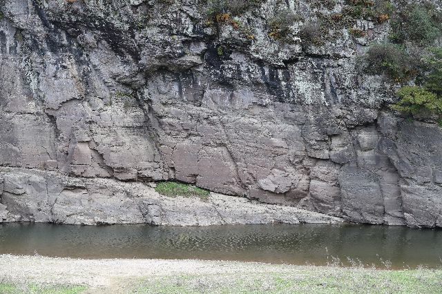 울산 울주군 언양읍 대곡리 반구대 암각화 전경. 물에 잠겼다가 다시 드러나는 일이 반복되면서 암각화 문양이 갈수록 희미해졌다는 지적이다. 어처구니 없는 일이다. 현재는 정면 관측 장소의 망원경을 이용해 암각화를 볼 수 있다. 부산일보DB