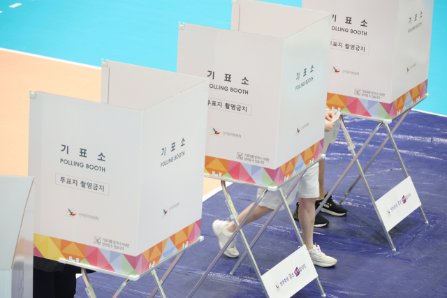 제21대 대통령 선거일인 3일 대구 수성구 대구여고 체육관에 마련된 범어1동 제2투표소에서 투표가 이뤄지고 있다. 연합뉴스