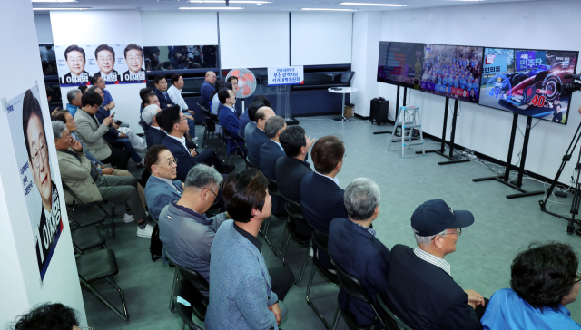 더불어민주당 부산선대위 관계자들이 3일 캠프 사무실에서 출구조사 결과를 지켜보고 있다. 정종회 기자 jjh@