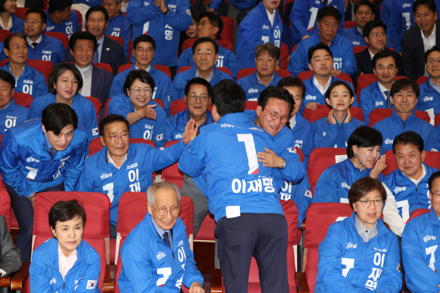 더불어민주당 박찬대 상임 총괄선대위원장과 김민석 상임공동선대위원장이 3일 국회 의원회관에 마련된 제21대 대통령선거 개표 상황실에서 출구조사 결과 발표 후 포옹하며 기뻐하고 있다. 연합뉴스