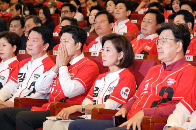 국민의힘 김용태 비상대책위원장이 3일 서울 여의도 국회도서관에 마련된 국민의힘 제21대 대통령선거 개표상황실에서 방송사 출구조사 결과를 지켜보고 있다. 연합뉴스