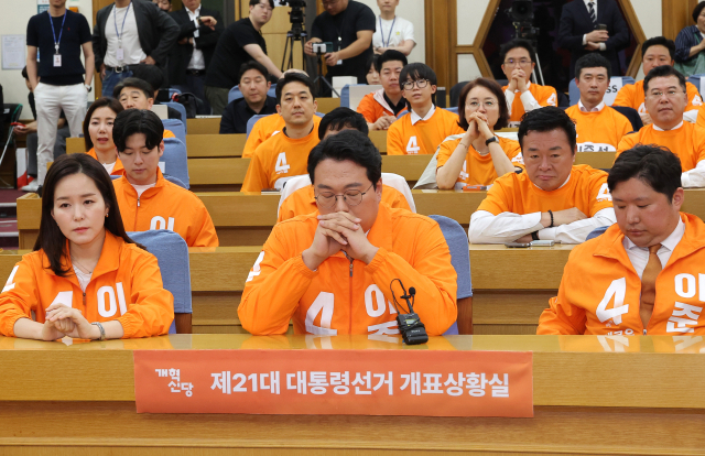 개혁신당 천하람 상임선대위원장, 이주영 공동선대위원장을 비롯한 선대위 관계자들이 3일 서울 여의도 국회 의원회관에 마련된 당 개표 상황실에서 방송 3사 출구 조사 결과를 보고 있다. 연합뉴스