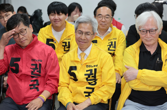 민주노동당 권영국 대선 후보가 3일 서울 구로구 선거캠프에서 제21대 대통령선거 출구조사 결과를 지켜보고 있다. 연합뉴스