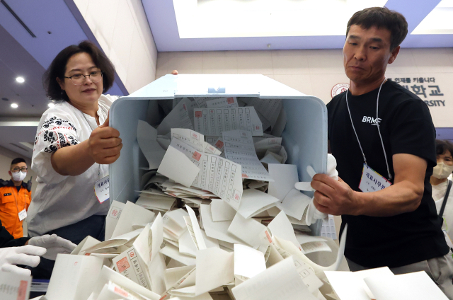 제21대 대통령 선거일인 3일 서울 광진구 세종대학교 컨벤션센터에 설치된 개표소에서 개표사무원들이 투표함을 개함하고 있다. 연합뉴스