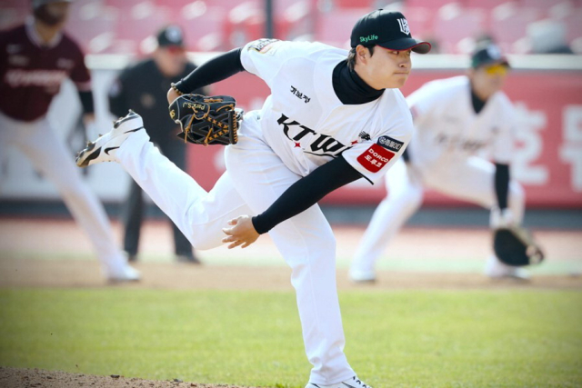 롯데 자이언츠로 이적한 박세진이 올 3월 25일 키움과의 시범경기에서 공을 던지고 있다. kt 위즈 제공