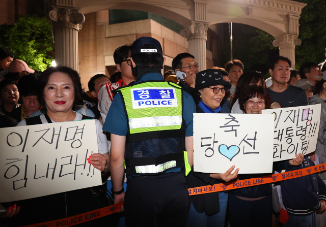 제21대 대통령 선거일인 3일 오후 더불어민주당 이재명 후보의 자택인 인천 계양구 한 아파트에서 주민들이 출구조사 결과를 확인한 뒤 이재명 후보 당선을 응원하고 있다. 연합뉴스