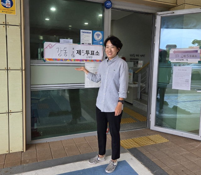 3일 울산 북구에서 한 유권자가 투표소를 찾아 인증 샷을 찍고 있다. 이경민 기자