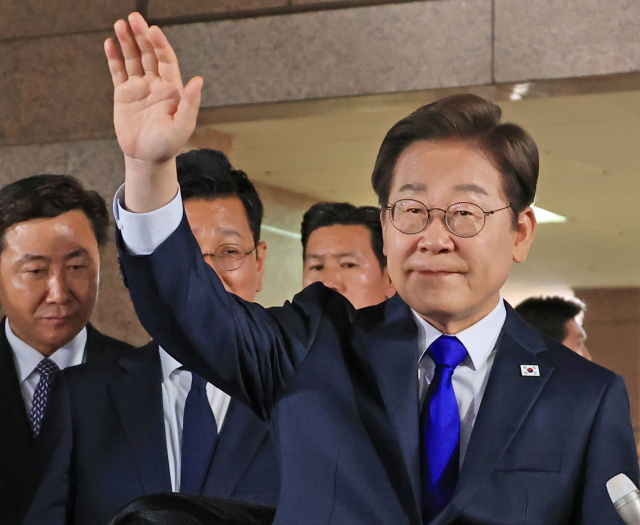 제21대 대통령 선거에서 당선된 더불어민주당 이재명 후보가 3일 밤 인천 계양구 자택을 나서며 주민과 지지자들에게 인사하고 있다. 연합뉴스