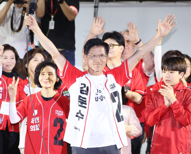 국민의힘 김문수 대선 후보가 2일 서울시청 앞 서울광장에서 열린 피날레 유세에서 지지를 호소하고 있다. 연합뉴스