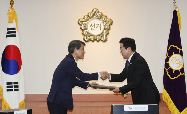 노태악 중앙선거관리위원장(왼쪽)이 4일 경기도 과천시 중앙선관위에서 더불어민주당 박찬대 원내대표에게 이재명 대통령 당선인의 당선증을 전달하고 있다. 연합뉴스