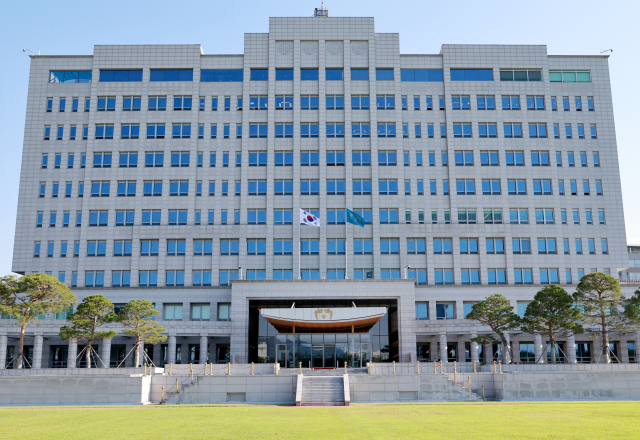 21대 이재명 대통령 임기가 시작된 4일 서울 용산 대통령실 청사에 봉황기가 게양돼 있다. 연합뉴스