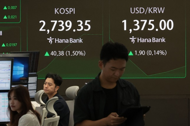 우리나라 경제성장률이 올해 0%대에 머무를 것으로 전망되면서 새 정부는 이같은 저성장을 탈출하는 해법마련이 최우선 국정과제로 떠오르고 있다. 사진은 4일 오전 서울 중구 하나은행 딜링룸 모습. 이날 코스피 지수는 전 거래일 대비 38.95포인트(1.44%) 오른 2,737.92에, 코스닥은 8.84포인트(1.19%) 오른 749.13에 개장했다. 연합뉴스