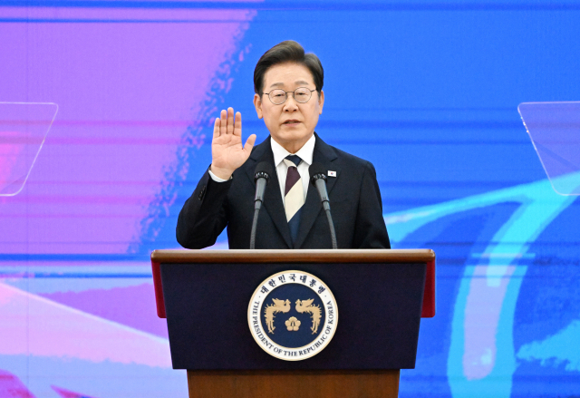 이재명 대통령이 4일 서울 여의도 국회에서 열린 제21대 대통령 취임선서식에서 취임 선서를 하고 있다. 연합뉴스