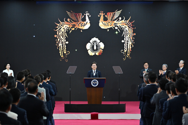 이재명 대통령이 4일 서울 여의도 국회에서 열린 제21대 대통령 취임선서식에서 박수를 받고 있다. 연합뉴스