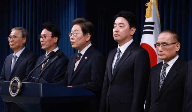 이재명 대통령이 4일 서울 용산 대통령실 청사에서 열린 새 정부 첫 인사 발표를 하고 있다. 왼쪽부터 이종석 국가정보원장 후보자, 김민석 국무총리 후보자, 이 대통령, 강훈식 대통령비서실장, 위성락 안보실장. 연합뉴스