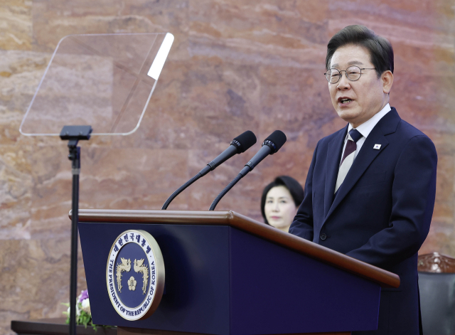 이재명 대통령이 4일 서울 여의도 국회에서 열린 제21대 대통령 취임선서식에서 취임 연설을 하고 있다. 연합뉴스