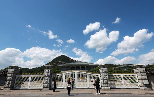 4일 서울 종로구 청와대를 찾은 관광객들이 기념 촬영하고 있다. 이재명 대통령은 대통령 집무실을 청와대로 이전할 방침이다. 다만 청와대 개·보수 작업이 완료될 때까지는 당분간 용산 대통령실로 출근할 전망이다. 연합뉴스