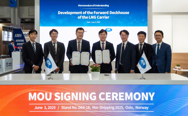 한화오션 기본설계담당 이정선 상무(왼쪽에서 세번째)와 한국선급 도면승인실장 연규진 상무(왼쪽에서 네번째) 등 양사 관계자들이 LNG 운반선 선수거주구 배치 변경 설계 관련 기술협력 MOU에 서명한 뒤 기념촬영을 하고 있다. 한화오션 제공