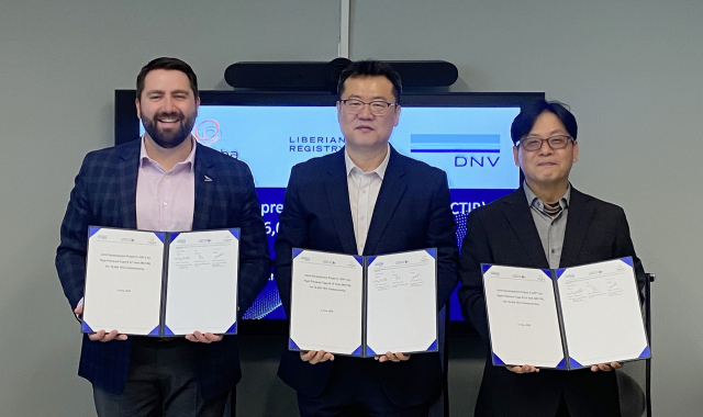 한화오션 기본설계담당 이정선 상무(가운데)와 노르웨이 선급 DNV 이정훈 영업본부장(오른쪽) 등이 맥티브 연료탱크 관련 기술협력 MOU에 서명한 뒤 기념촬영을 하고 있다. 한화오션 제공