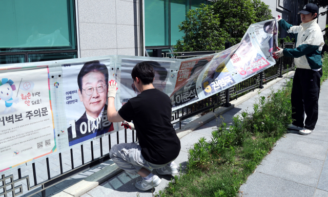 제21대 대통령선거가 막을 내린 4일 오전 부산시선거관리위원회 관계자들이 연제구의 한 거리에 부착된 대선 후보 벽보를 철거하고 있다. 정종회 기자 jjh@