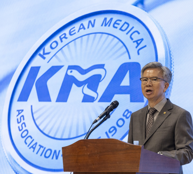 김택우 대한의사협회장이 4일 서울 용산구 대한의사협회에서 열린 '새 대통령에게 바랍니다' 기자회견에 참석해 의사 협회의 입장을 발표하고 있다. 연합뉴스