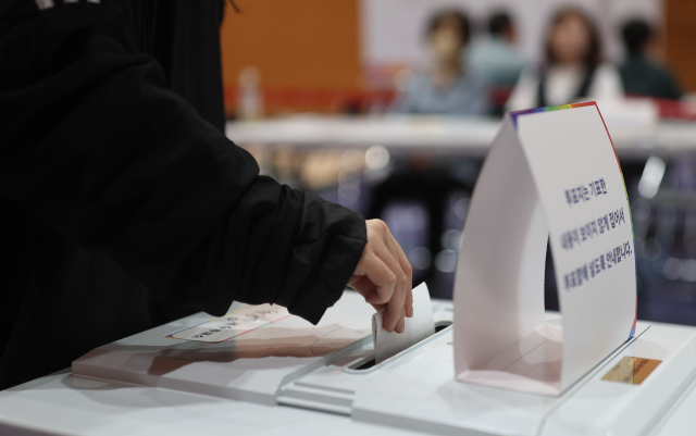 제21대 대통령 선거일인 3일 경남 창원시 마산합포구 해운중학교 1층 체육관에 마련된 월영동 제4·5 투표소에서 유권자들이 투표하고 있다. 연합뉴스